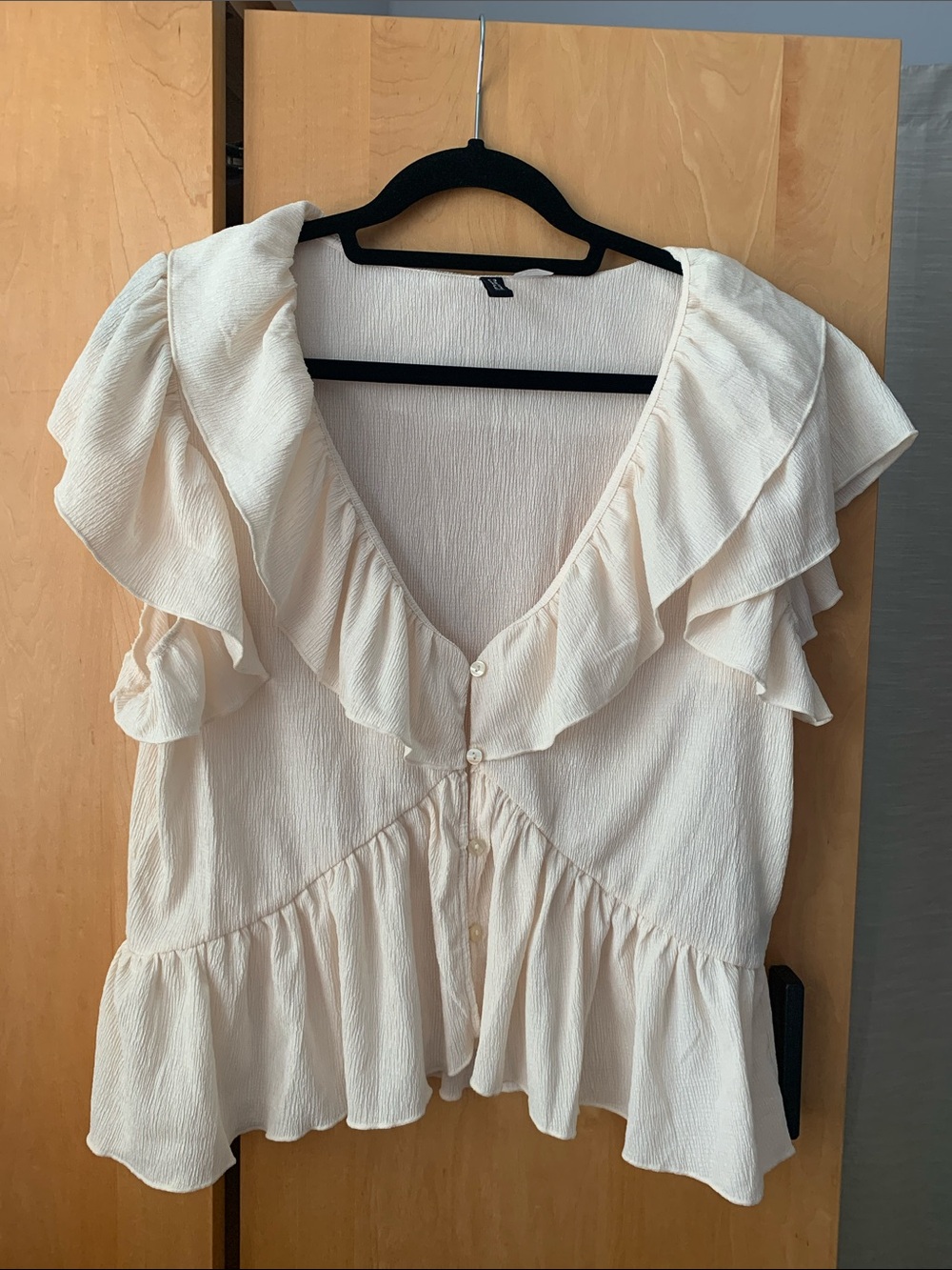 H&M Cream short sleeve ruffle top Blouse Size L